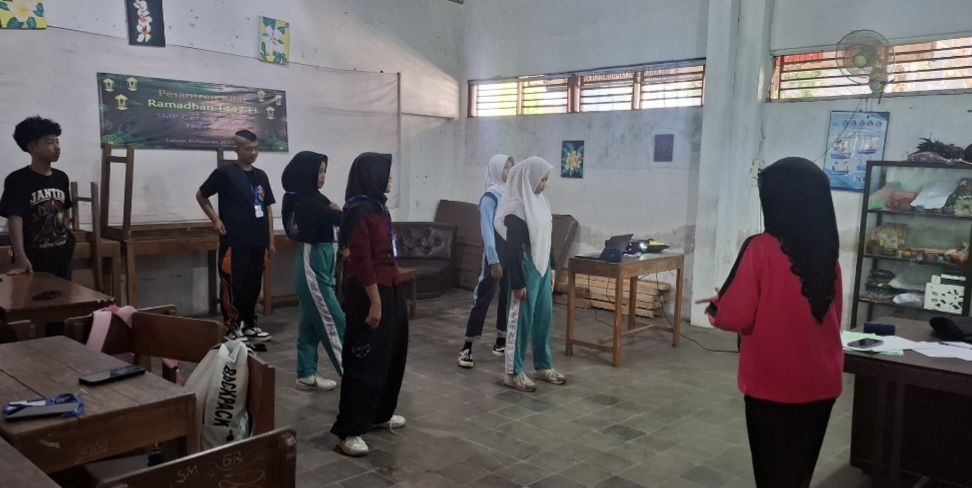 Kisah Pilu Sekolah Gotong Royong Kota Jogja Berdiri Rapuh Depan Makam : Tahun Ini Hanya Dapat 3 Murid, Andalkan Donasi, Laptop Terpaksa Pinjam