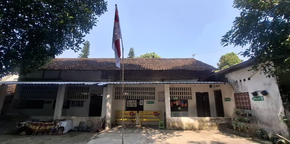 Kisah Pilu Sekolah Gotong Royong Kota Jogja Berdiri Rapuh Depan Makam : Tahun Ini Hanya Dapat 3 Murid, Andalkan Donasi, Laptop Terpaksa Pinjam
