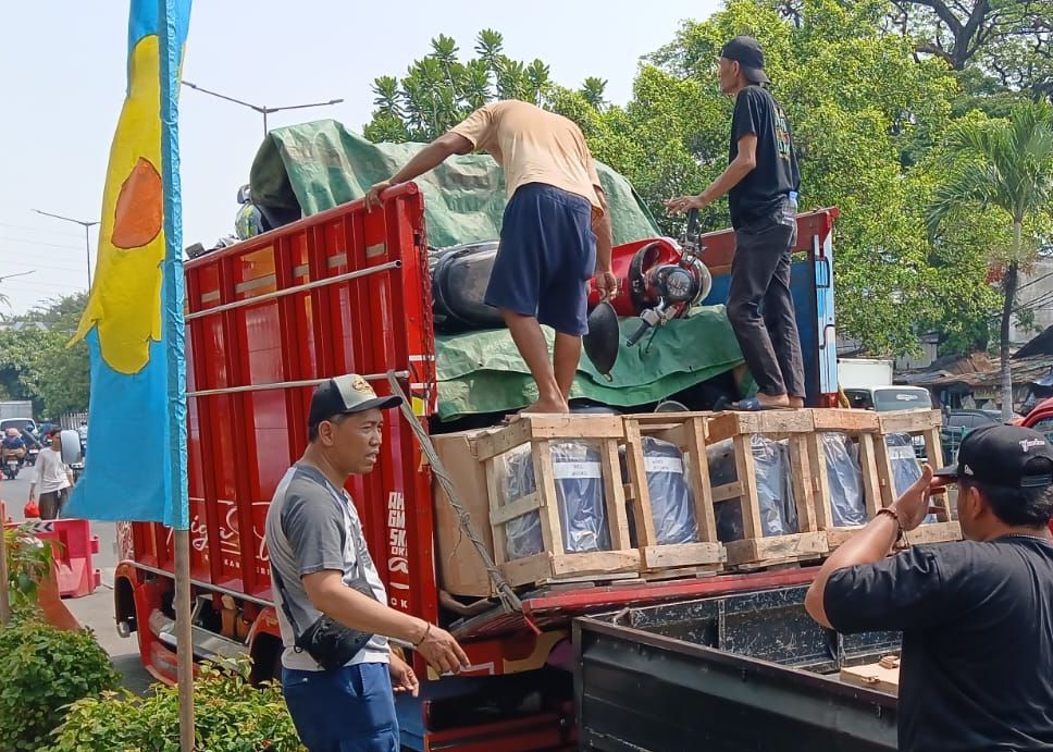 Truk Dikejar Polisi hingga Tol Cikupa, Bawa 12 Motor Curian yang Disamarkan Pakai Perabotan