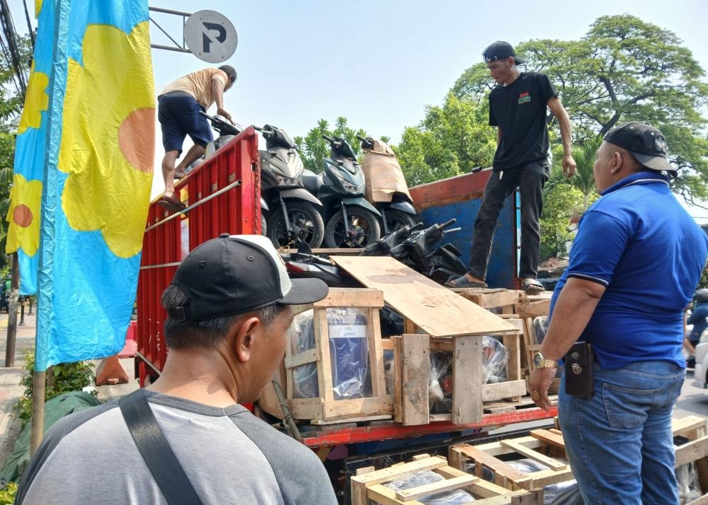 Truk Dikejar Polisi hingga Tol Cikupa, Bawa 12 Motor Curian yang Disamarkan Pakai Perabotan