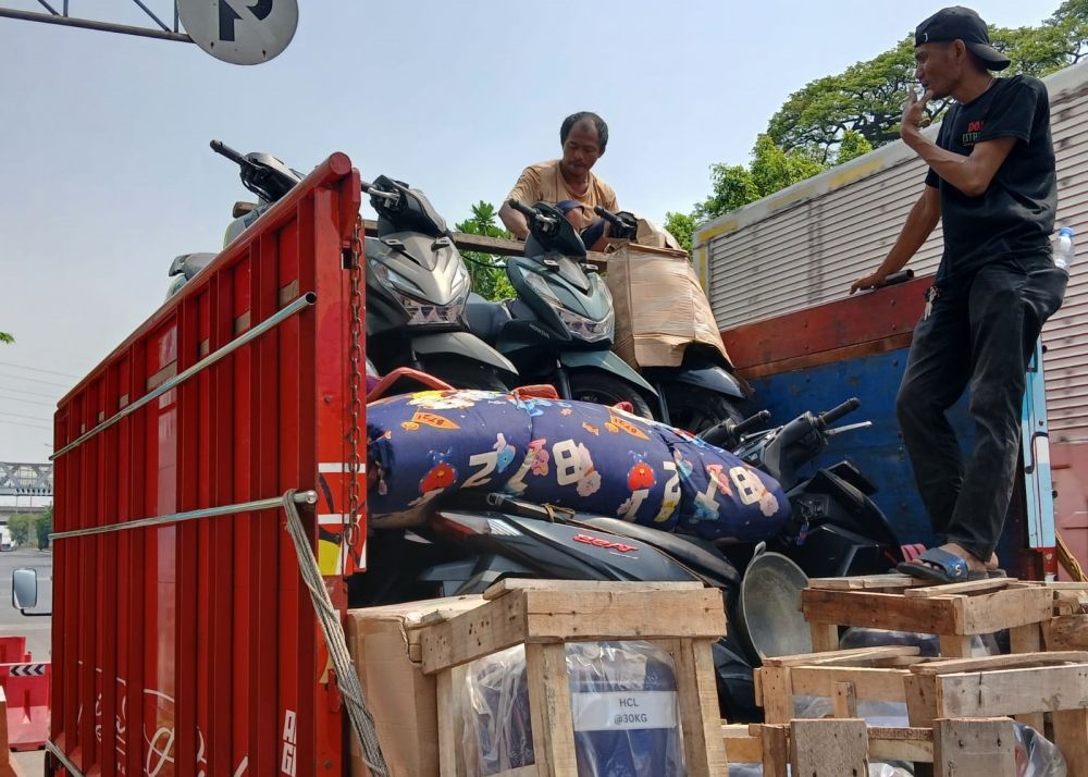 Truk Dikejar Polisi hingga Tol Cikupa, Bawa 12 Motor Curian yang Disamarkan Pakai Perabotan