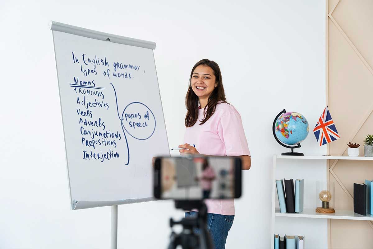 Reported Speech Bahasa Inggris: Pengertian, Aturan Ubah, dan Contoh Kalimat