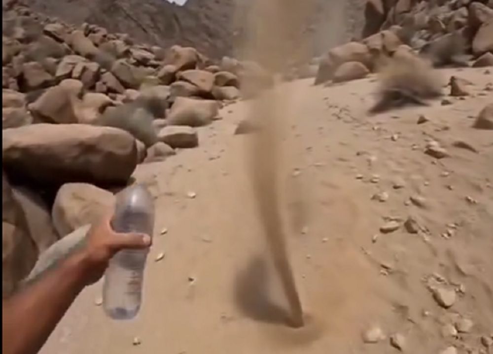 Video Viral: Kenapa Pusaran Angin Kecil Dust Devil di Yaman Seolah Menghindar Saat Disiram Air?