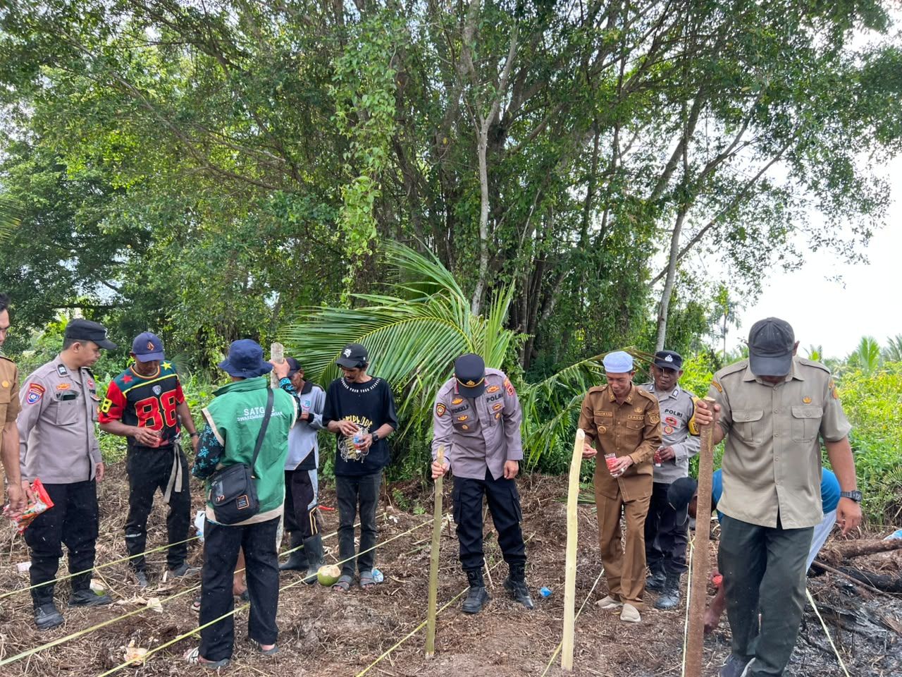 Dukung Program Nasional, Polres Tanjab Barat dan Kelompok Tani Sinergi Tanam Jagung Hibrida