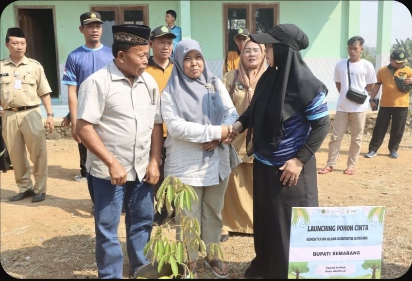Tanam Pohon Sebagai Bentuk Cinta Pasangan dan Cinta Alam