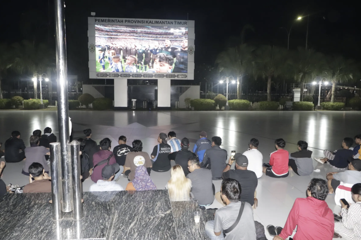 Warga Padati Kantor Gubernur Kaltim, Nobar Argentina vs Inggris Berlangsung Meriah