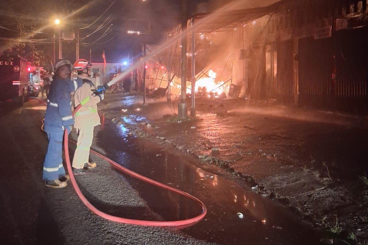 Kebakaran Dini Hari Hanguskan Lima Kios di Pekanbaru