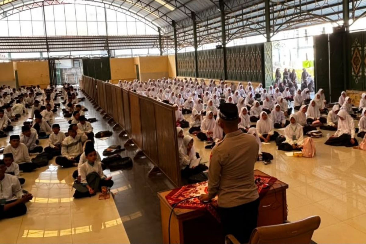 Polres Garut Edukasi Santri Baru, Tanamkan Kesadaran Hukum dan Penguatan Karakter