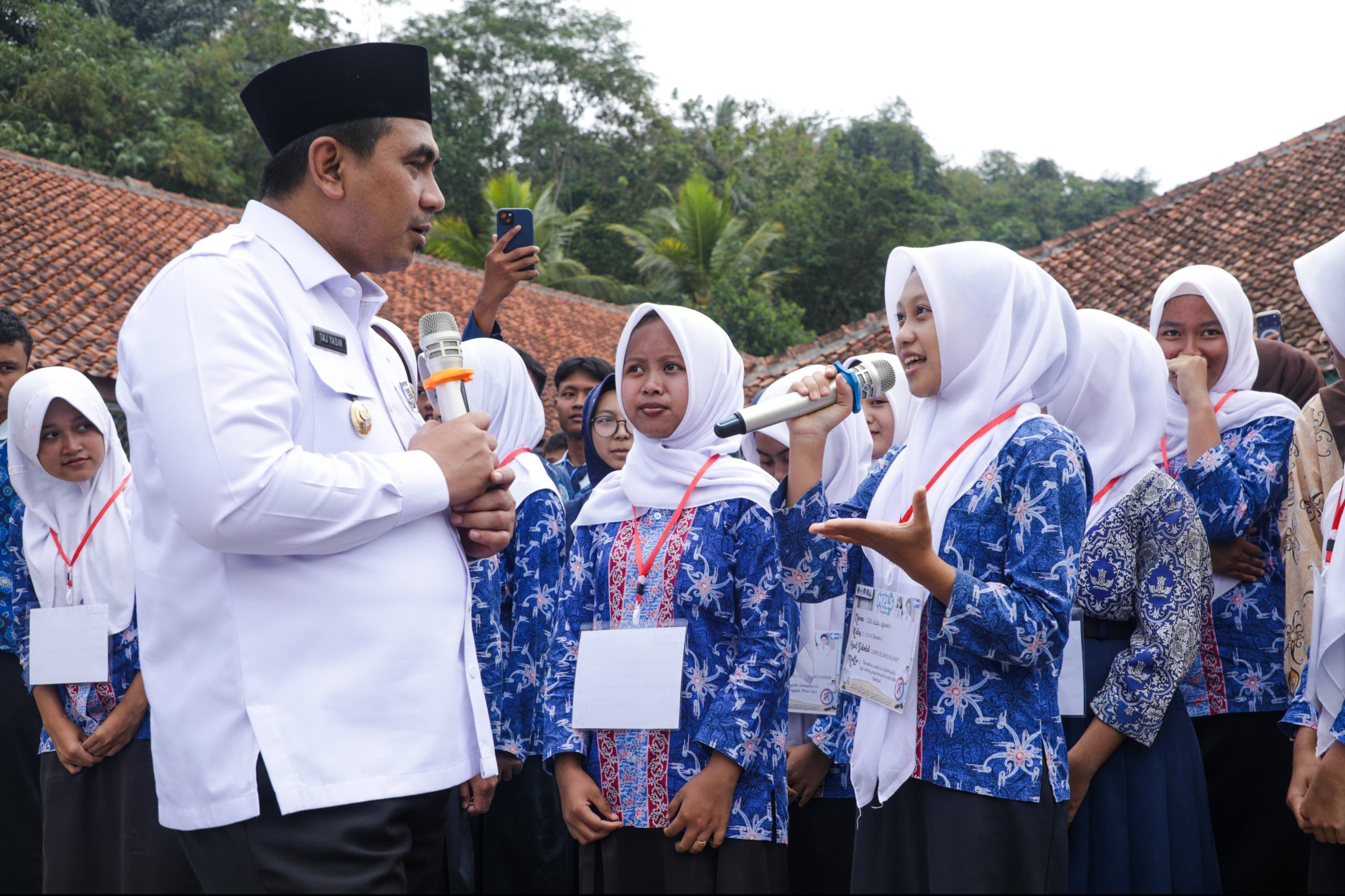 Gus Yasin Tinjau Kegiatan MPLS di SMAN 1 Dayeuhluhur, Kabupaten Cilacap
