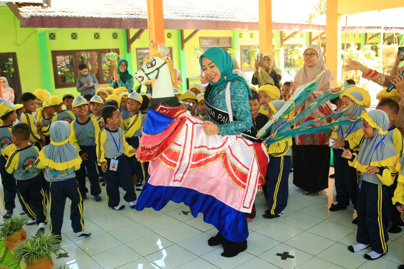 Bunda PAUD Kota Probolinggo Kenalkan Jaran Bodag kepada Murid TK saat MPLS Ramah 2026