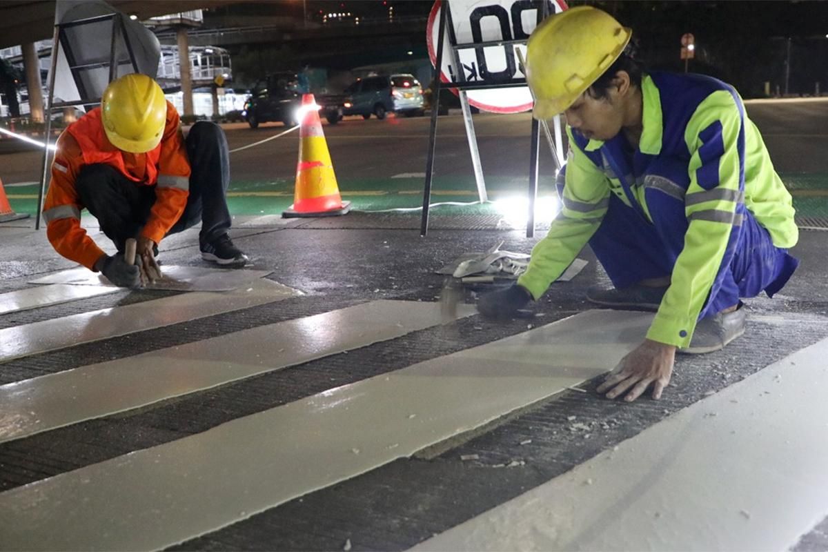 Gubernur Pramono Anung Siapkan Zebra Cross Sementara di JPO Tendean Serta Sanksi Truk Tersangkut di Matraman