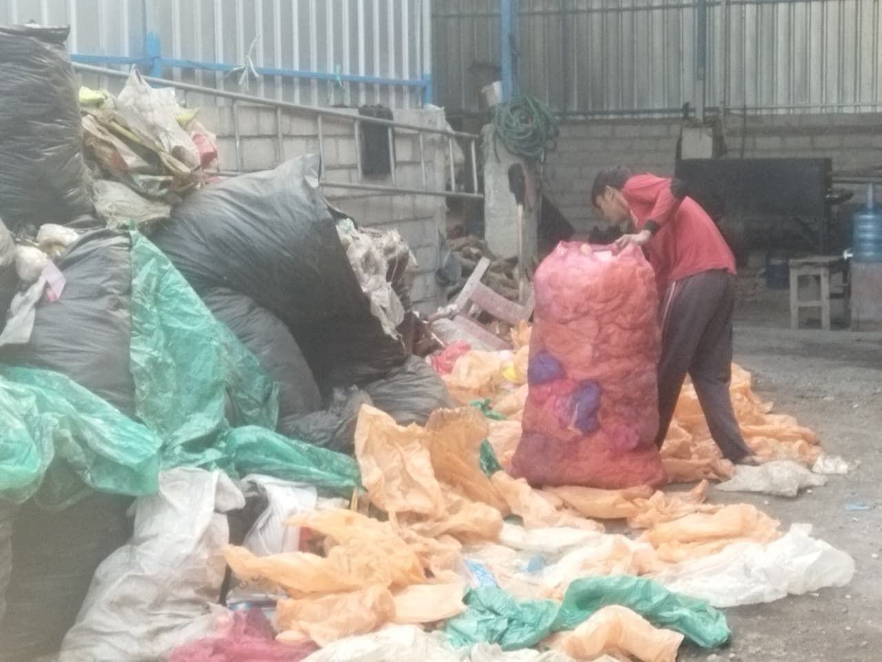 Kisah Antok di Jember Ubah Sampah Plastik Jadi Solar, Hasil Setoran Warga Bisa untuk Bayar Pajak dan Listrik