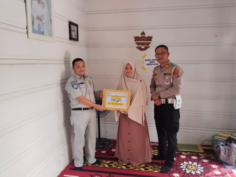 Polres Aceh Selatan dan Jasa Raharja Serahkan Santunan untuk Ahli Waris Korban Kecelakaan