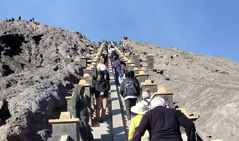 Misteri Tangga Kawah Bromo, Jalur Menuju Puncak yang Menyimpan Kisah Mistis dan Sejarah