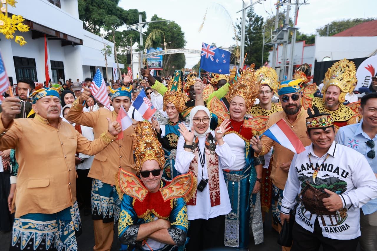 BEC 2026 Banyuwangi Mendunia, Wisatawan dari Belgia, Inggris hingga Amerika Ikut Parade Budaya Perang Bayu