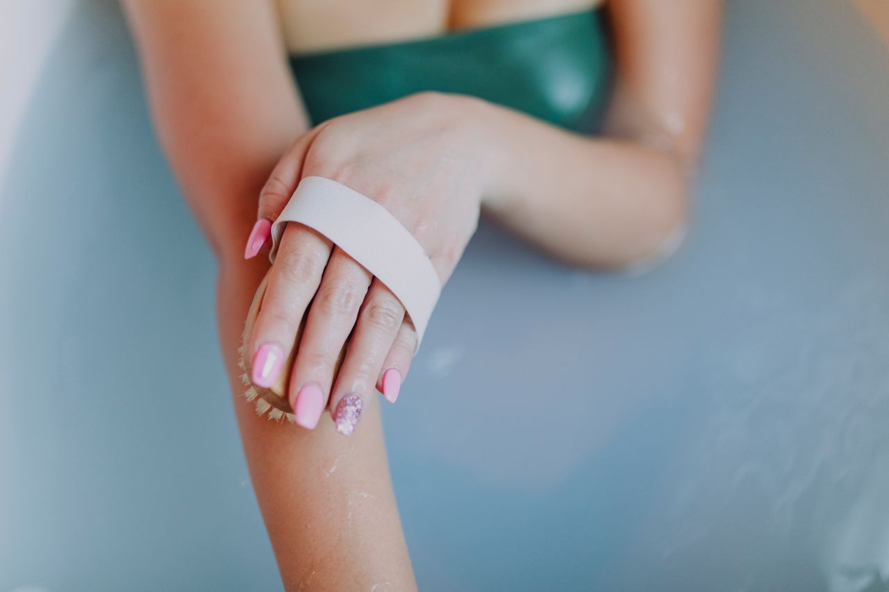 Manfaat Dry Brushing untuk Kulit: Risiko dan Cara Mencobanya