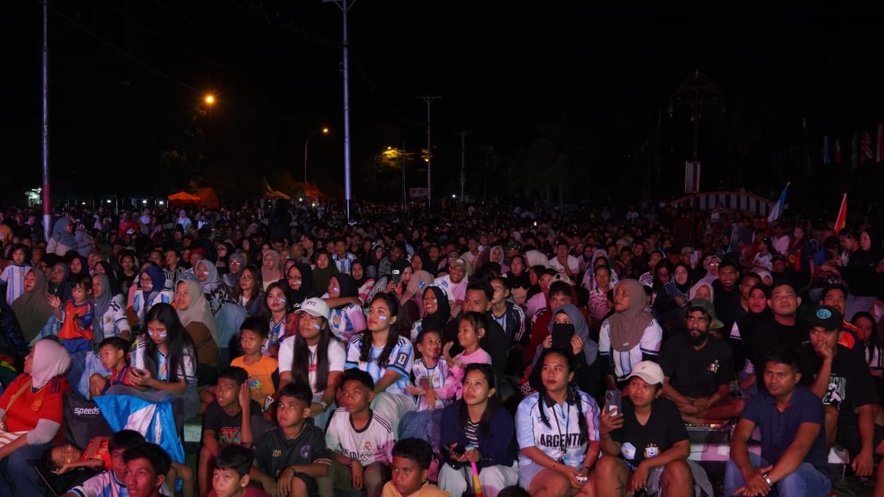 Ribuan Warga Ternate Semarakkan Nobar Final Piala Dunia 2026 Bersama Wagub Maluku Utara di Benteng Orange