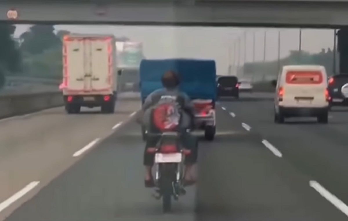 Aksi Santai RX King Melaju di Tol Jagorawi Gegara Google Maps, Endingnya Ditilang Polisi