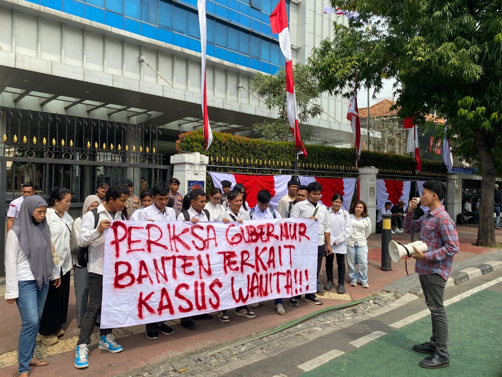 Gelar Demo di Kemendagri, Mahasiswa GMP3 Bentangkan Spanduk Periksa Gubernur Banten Terkait Kasus Wanita