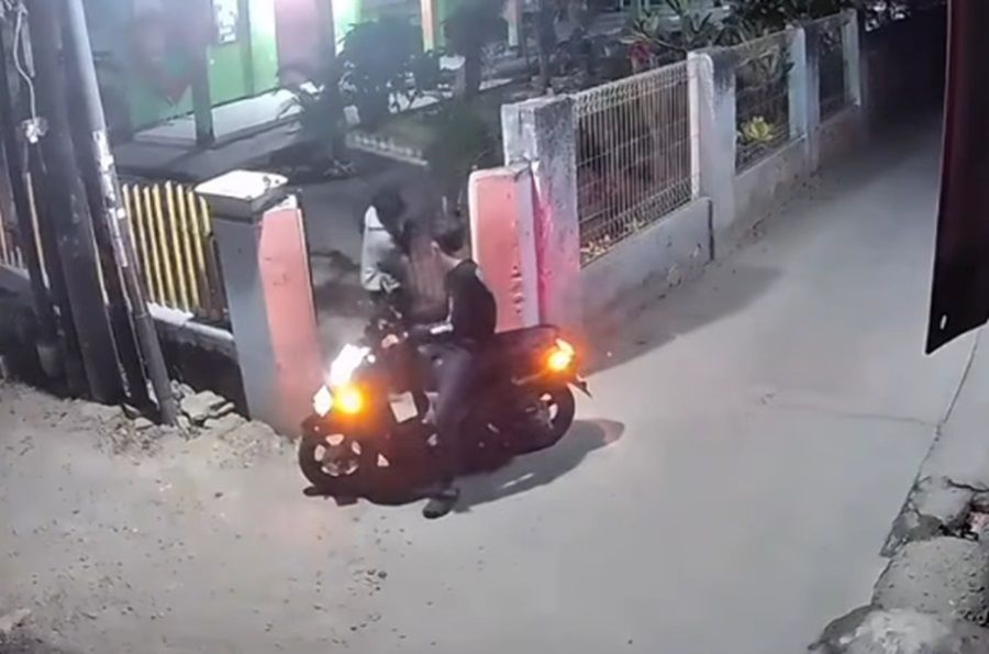 Waduh! 2 Pemuda Nekat Curi Pagar SMP di Bekasi, Aksinya Terekam CCTV