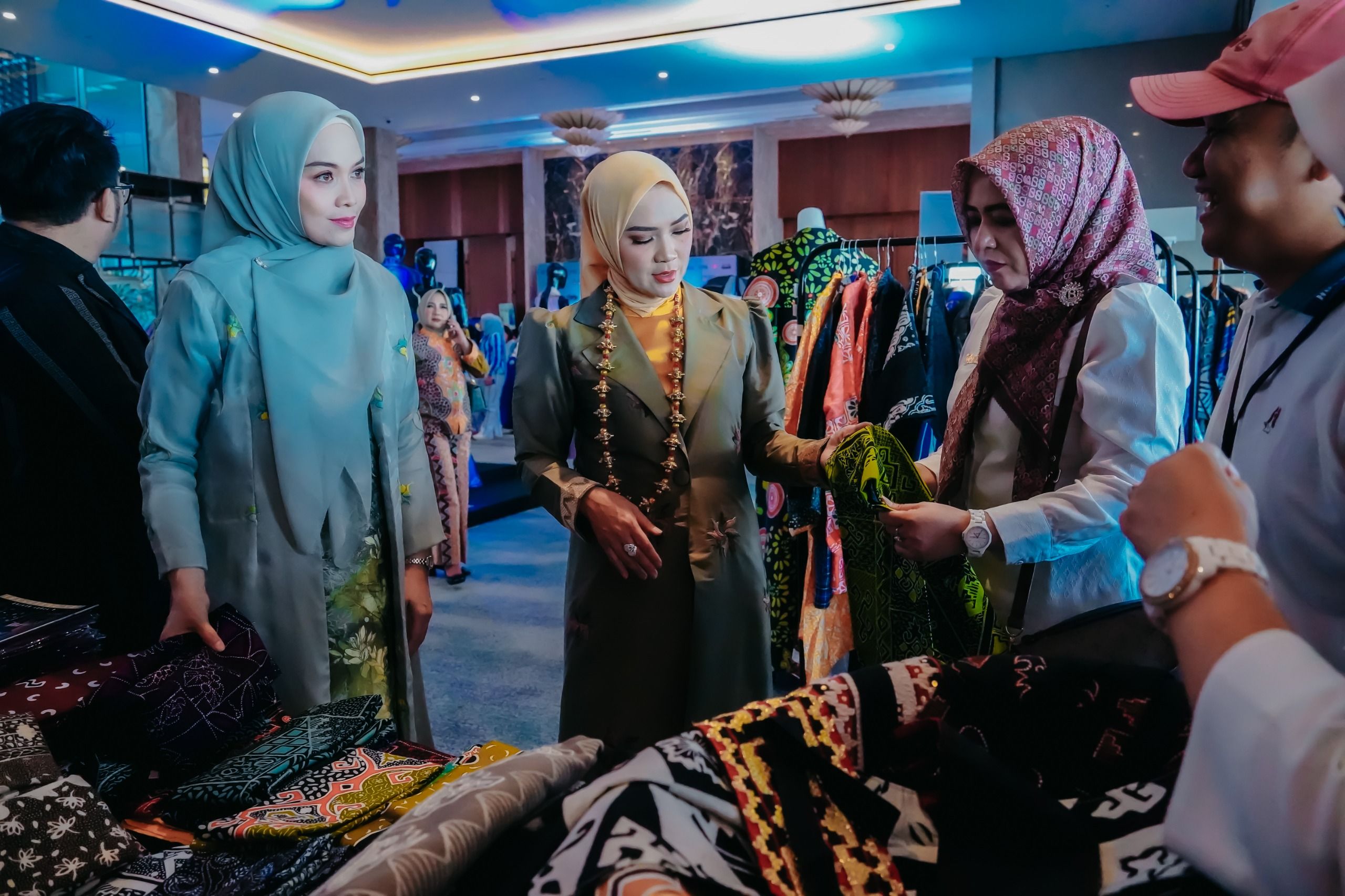 Istri Gubernur Lampung Tampil di Catwalk Promosikan Wastra Lampung