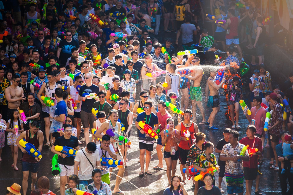 Bukan cuma Perang Air, Ini Arti dan Sejarah Tradisi Songkran di Thailand