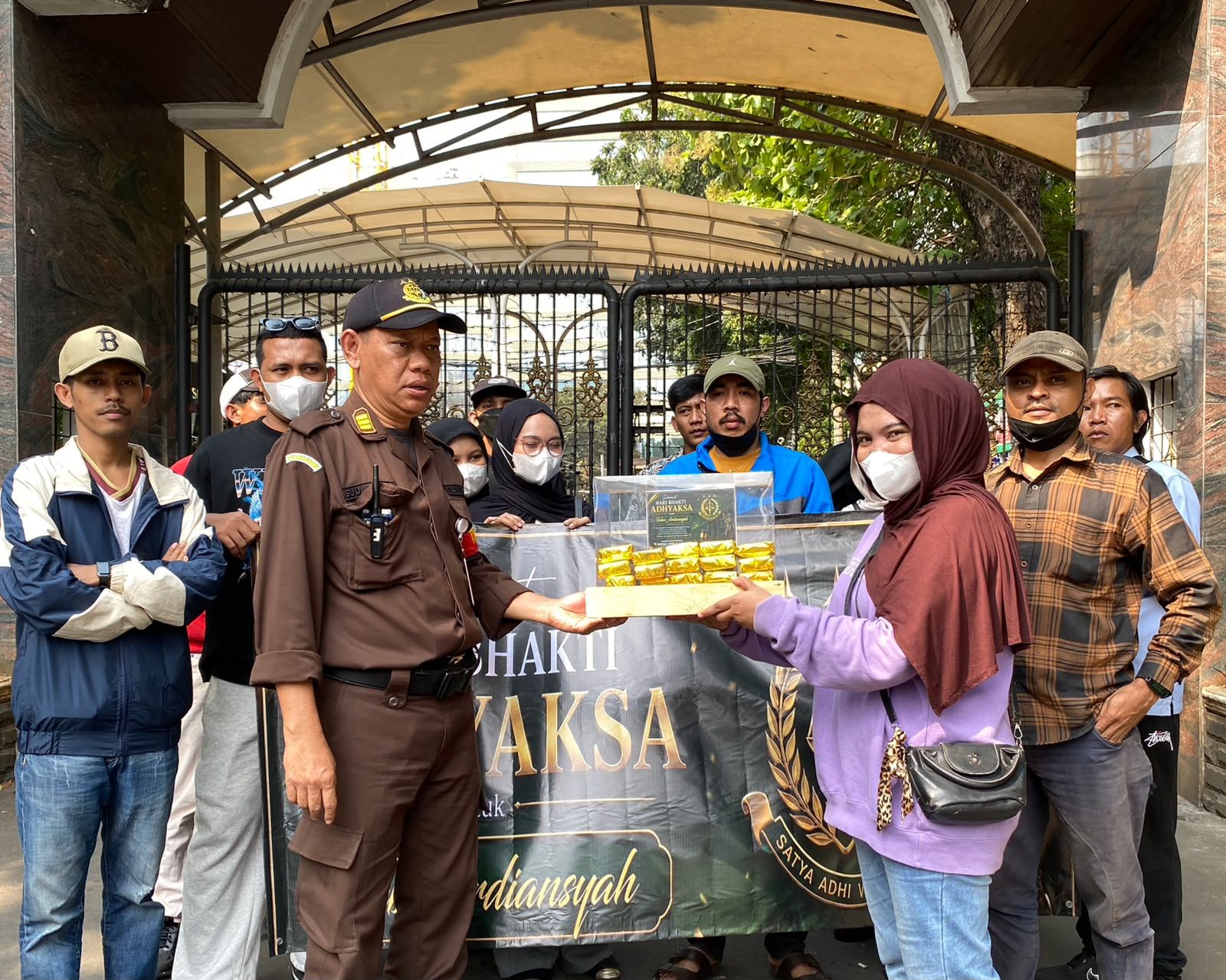 Aksi Satir di Depan Gedung Kejaksaan Agung, Kue Replika Bentuk 74 Batang Emas Dibawa