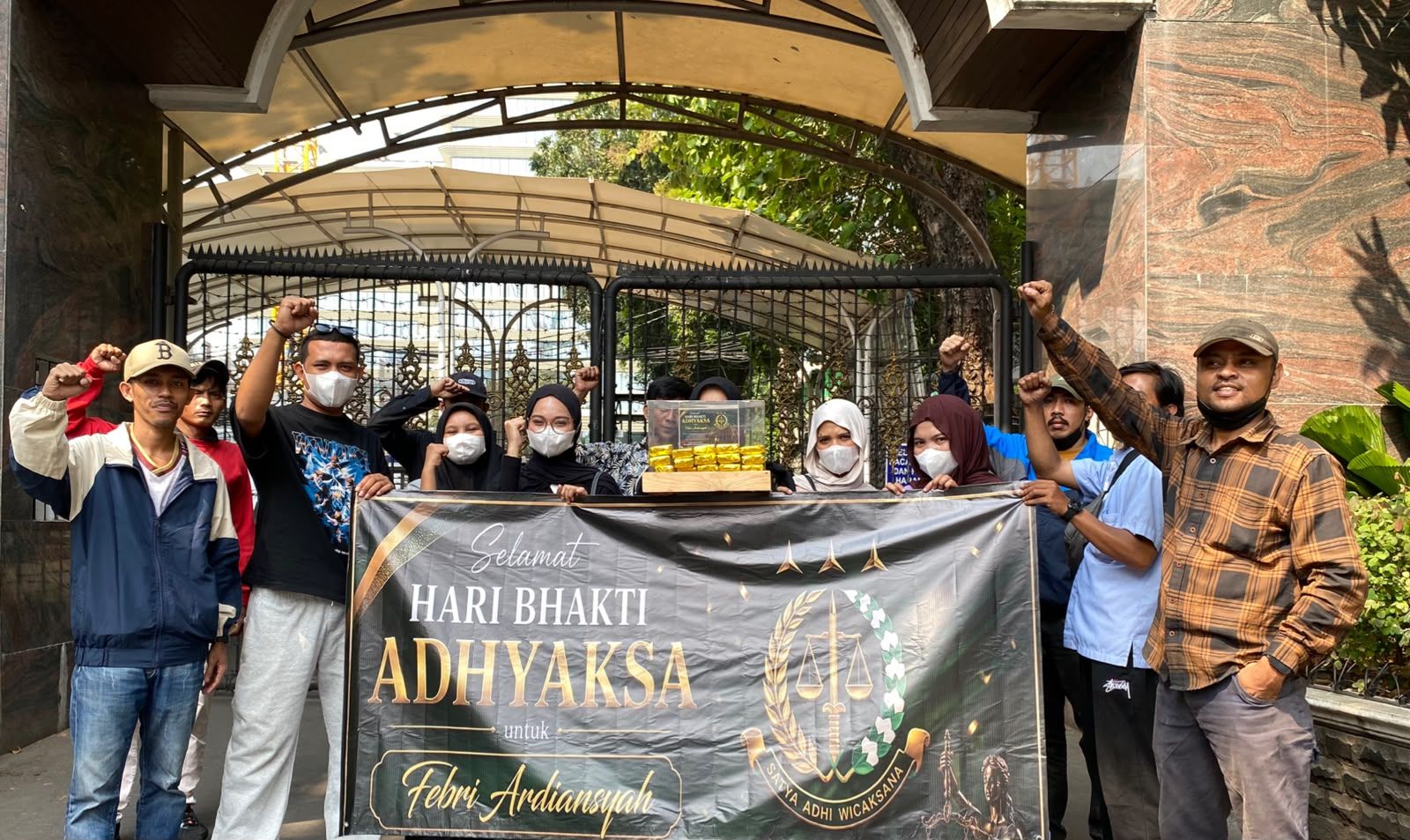 Aksi Satir di Depan Gedung Kejaksaan Agung, Kue Replika Bentuk 74 Batang Emas Dibawa