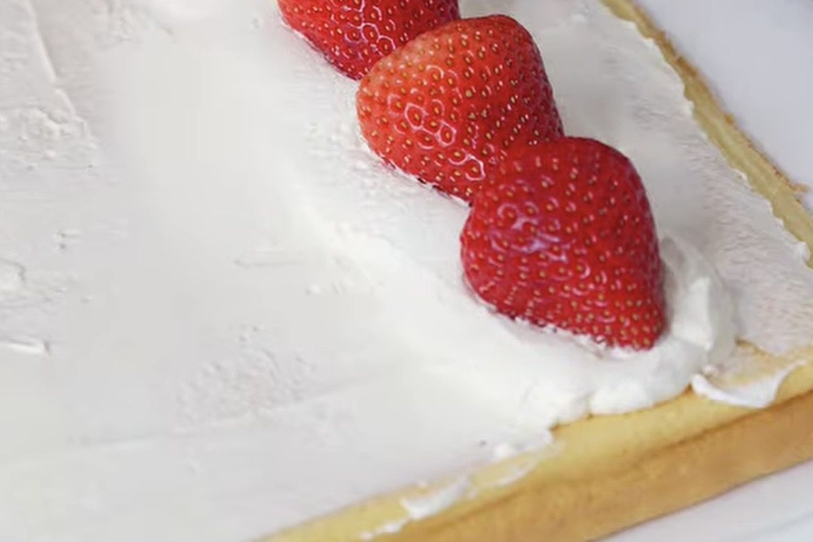 Anti Gagal! Resep Strawberry Swiss Cake Roll yang Lembut, Moist, dan Bikin Nagih