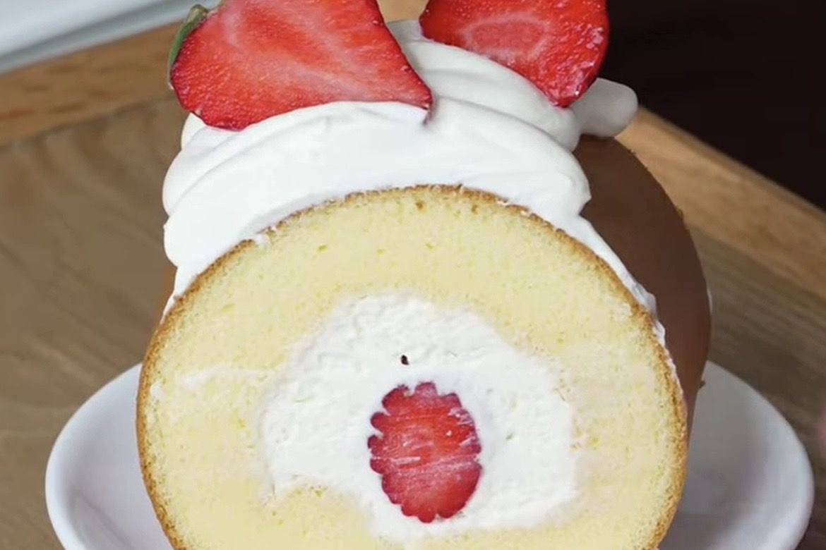 Anti Gagal! Resep Strawberry Swiss Cake Roll yang Lembut, Moist, dan Bikin Nagih