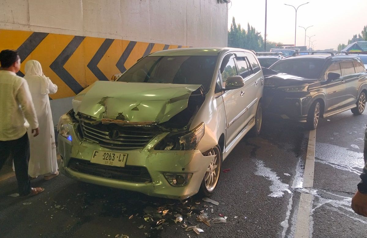Brak! Akibat Berhenti Mendadak, Kecelakaan Beruntun Libatkan 4 Mobil di Tol JORR