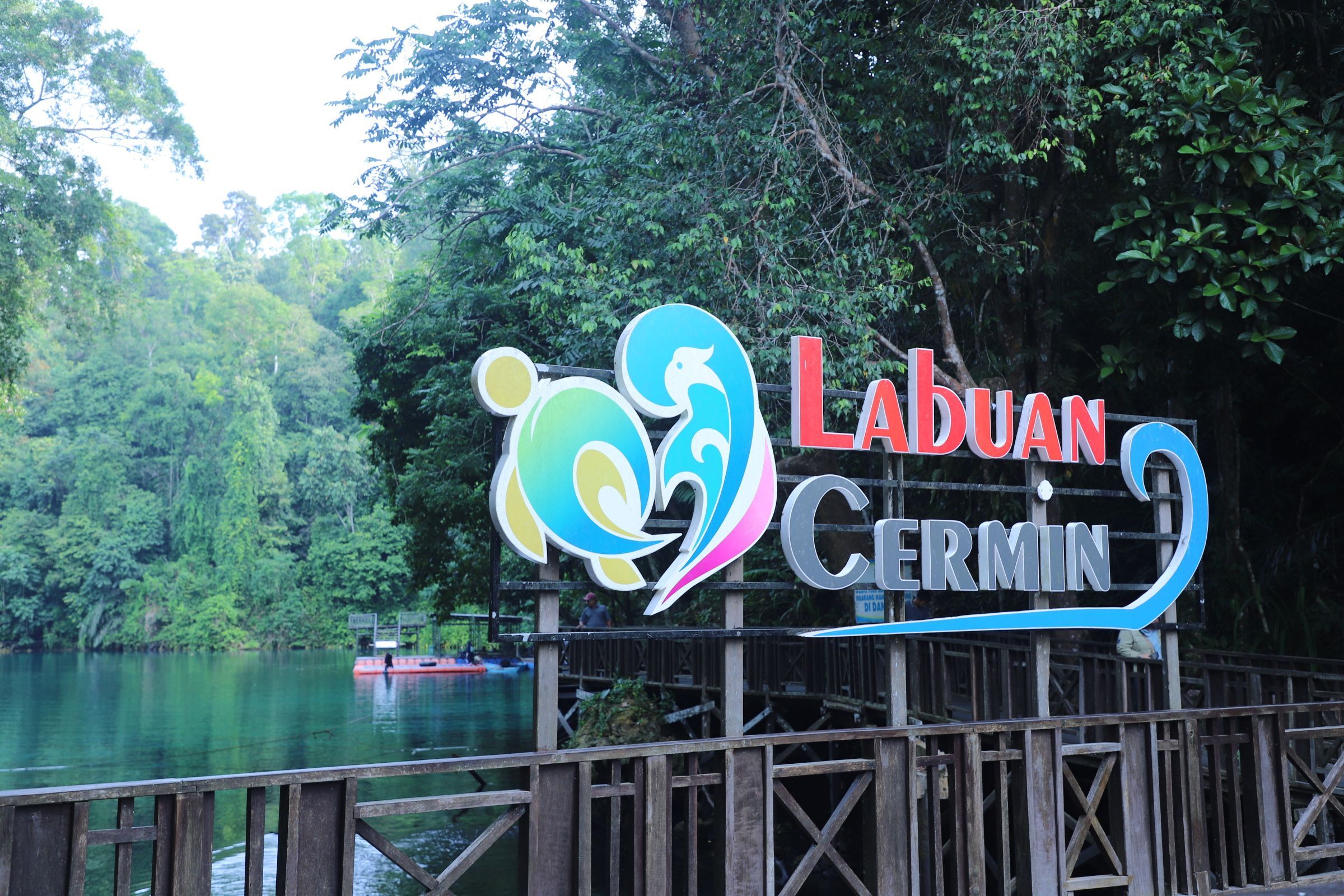 Melihat dari Dekat Keajaiban Geologi Danau Labuan Cermin di Kampung Biduk-Biduk