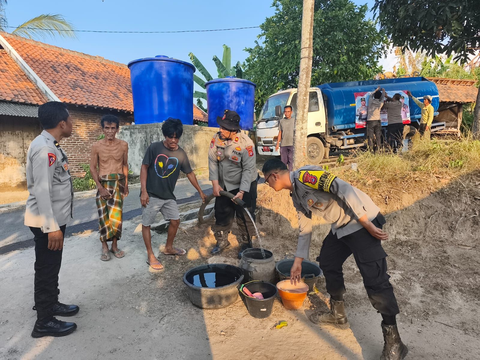 Polres Cilegon Salurkan 13.000 Liter Air Bersih untuk Warga Lingkungan Jelawe dan Cigobang Pancur