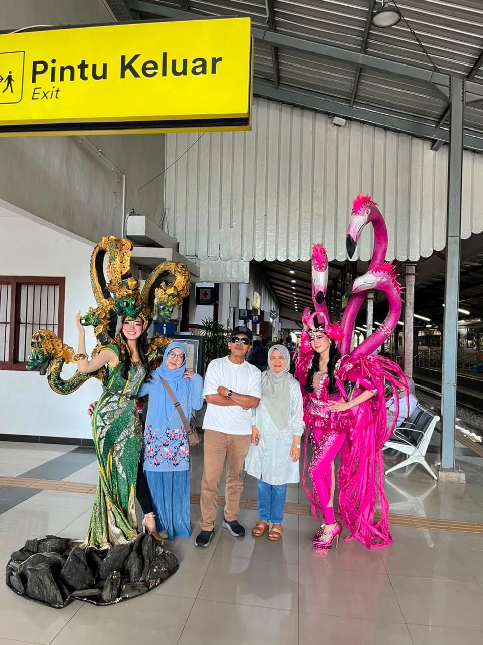 Dua Pegawai KAI Berkostum JFC Sambut Penumpang di Stasiun Jember, Meriahkan Tema HEAL 2026