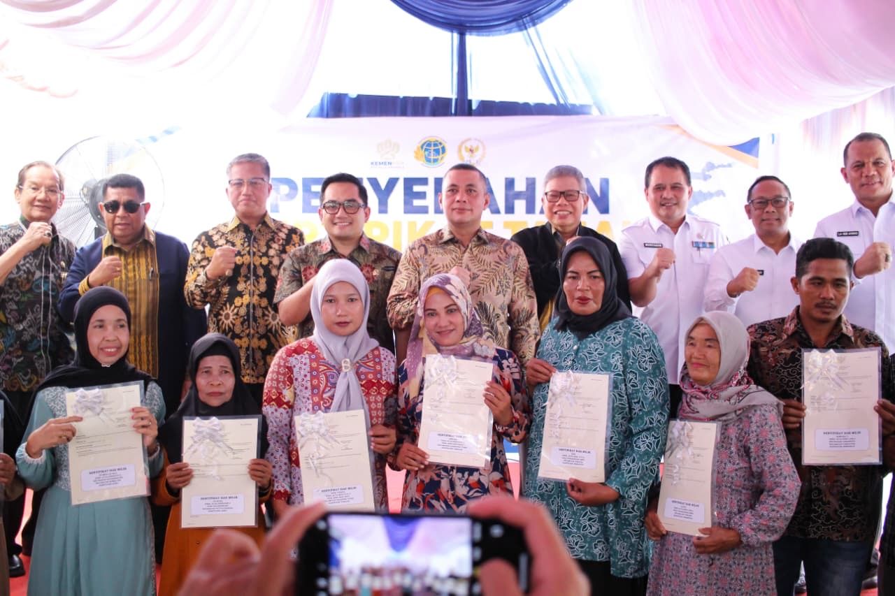 Komisi II DPR dan ATR BPN Bagikan Sertifikat Tanah Gratis untuk MBR di Sulsel