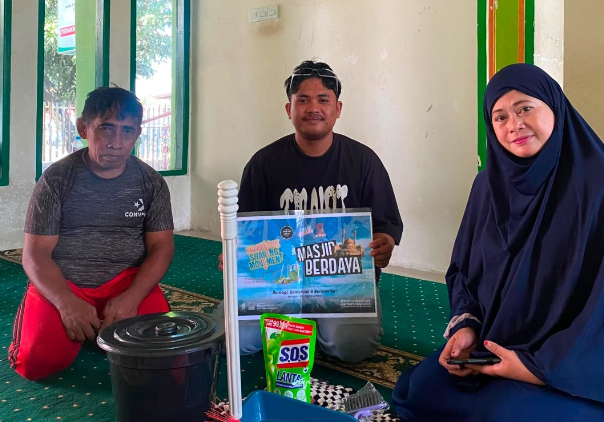 Salut! Warkop Shearlock Parepare Targetkan Bagi-bagi Alat Kebersihan ke 100 Masjid