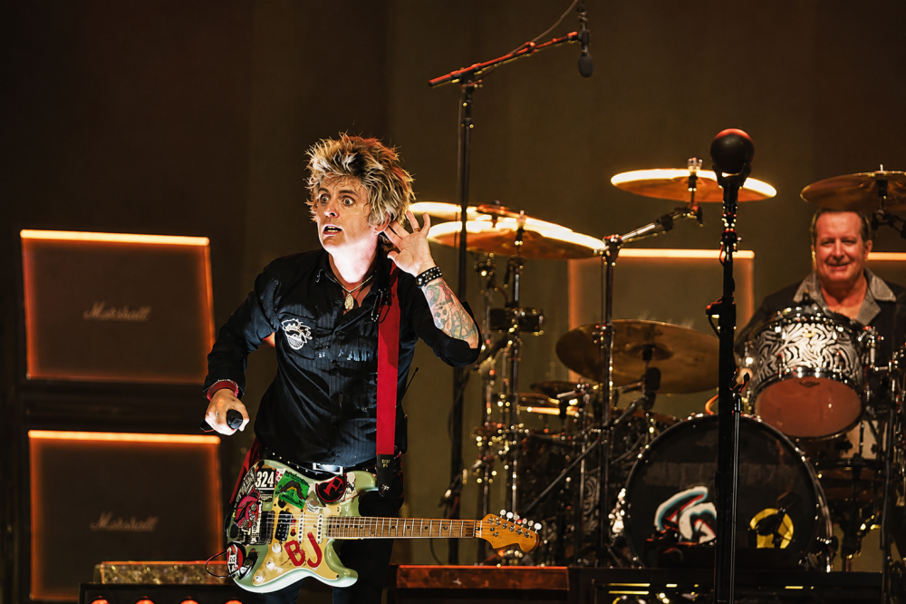 Momen Green Day Bawakan ‘Basket Case’ di Atas Truk Es Krim
