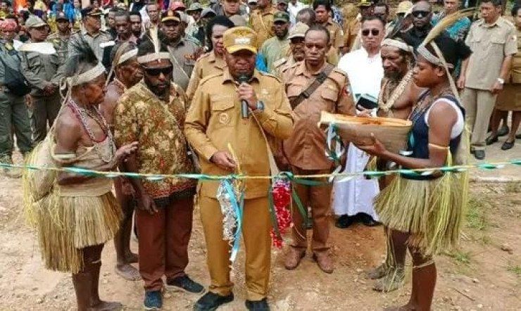 Bupati Roni Omba Resmikan Gedung Baru SMP Negeri Arimop