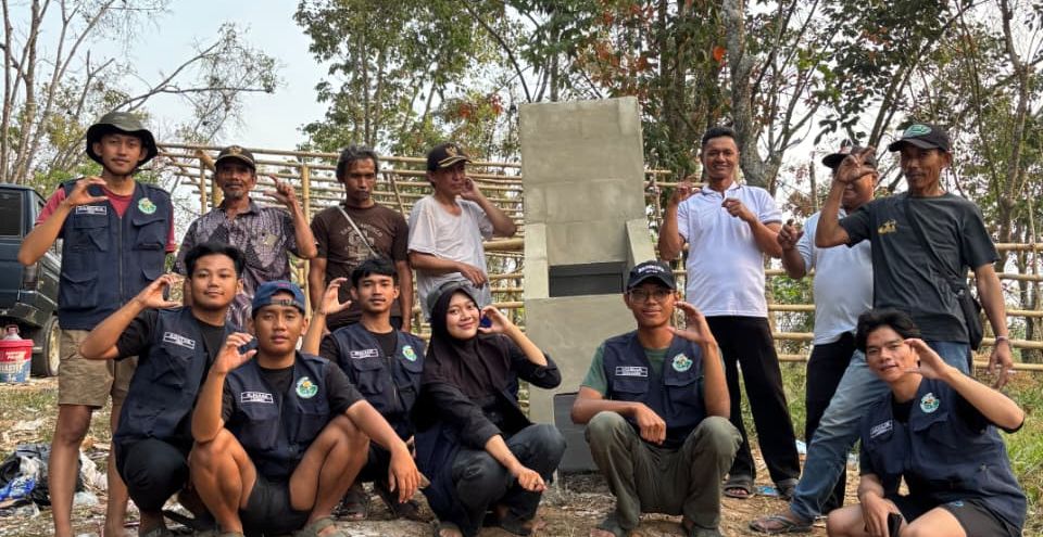 Ubah Kebiasaan Penanganan Sampah, Kelompok KKN 37 Unsika Bangun Insenerator di Desa Cisarua