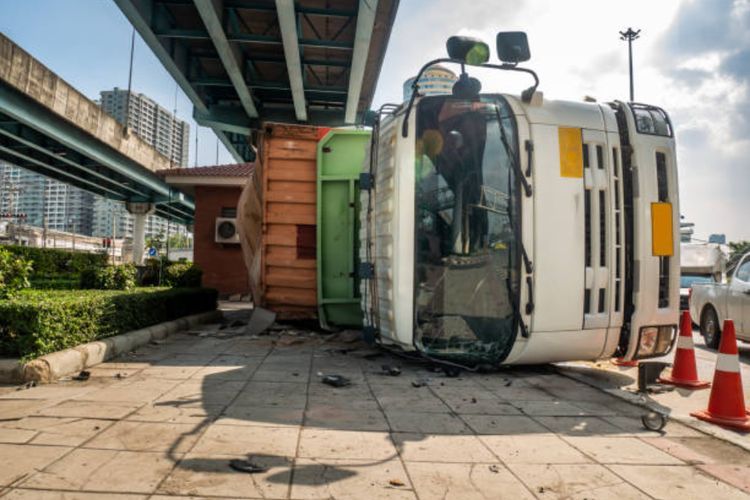 Truk Terbalik di GT Karawang Timpa Toyota Voxy, 1 WNA Jepang Tewas
