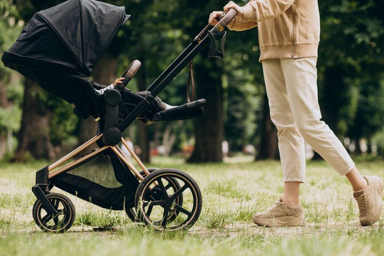 Bolehkah Membawa Bayi Melayat? Ini Hal yang Perlu Dipikirkan Ortu Sebelum Datang ke Rumah Duka