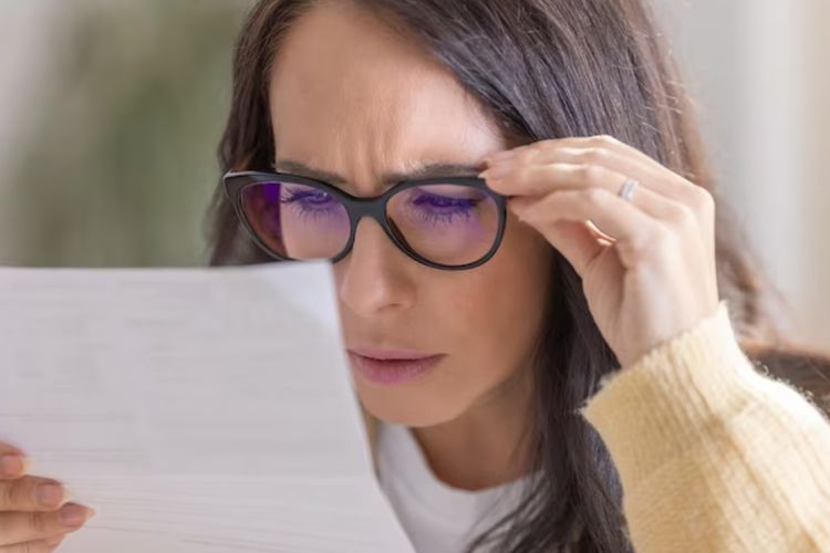 Ketika Baca Harus Dijauhkan, Mungkin Mata Kamu Alami Presbiopia: Apa Itu?