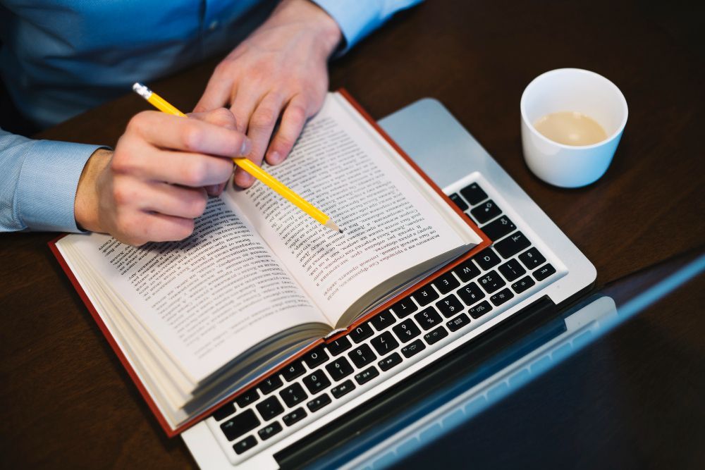 Simple Past Tense: Pengertian, Rumus, Penggunaan, dan Contoh Kalimat