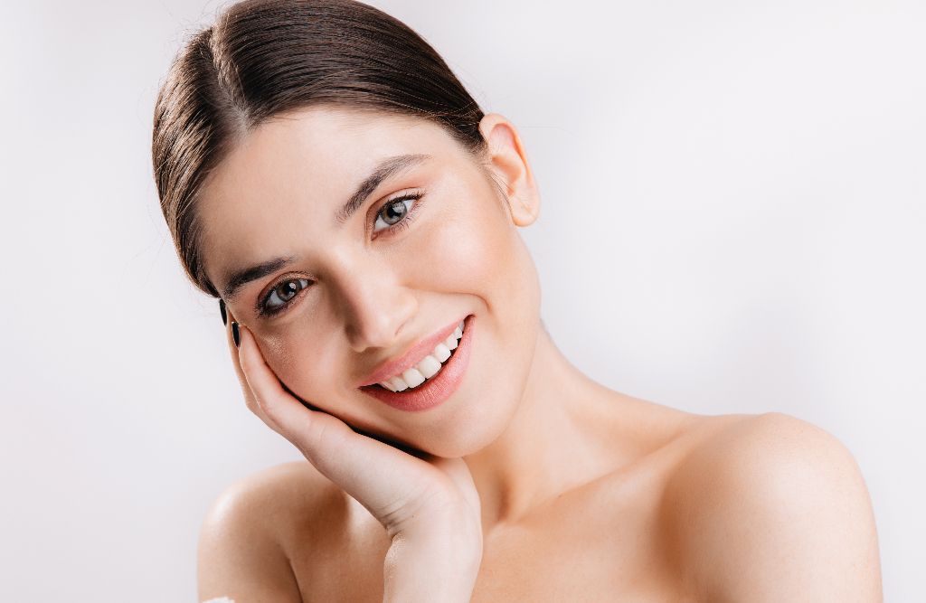 Banyak yang Salah Langkah! Ternyata Kunci Kulit Glass Skin Bukan Skincare Mahal, Tapi Step Kecil Ini