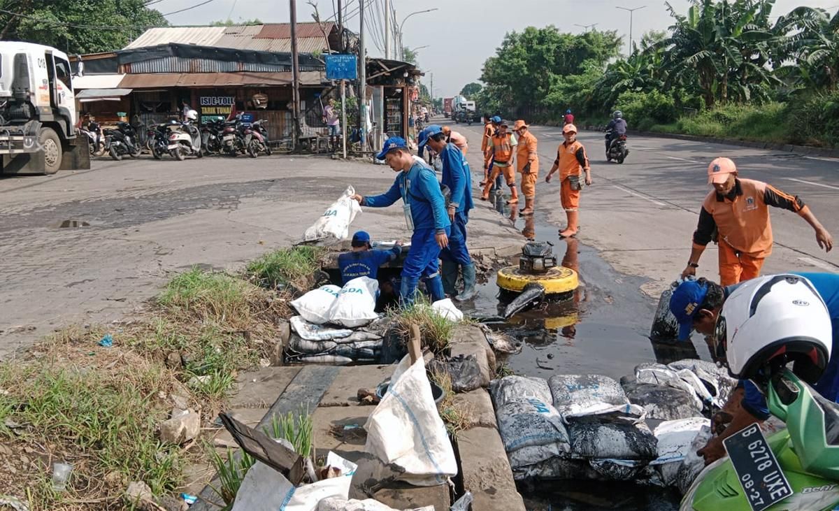 Cegah Genangan Air di Jalan Raya Cacing, Pasukan Biru dan PPSU Gempur Sedimen Saluran Air