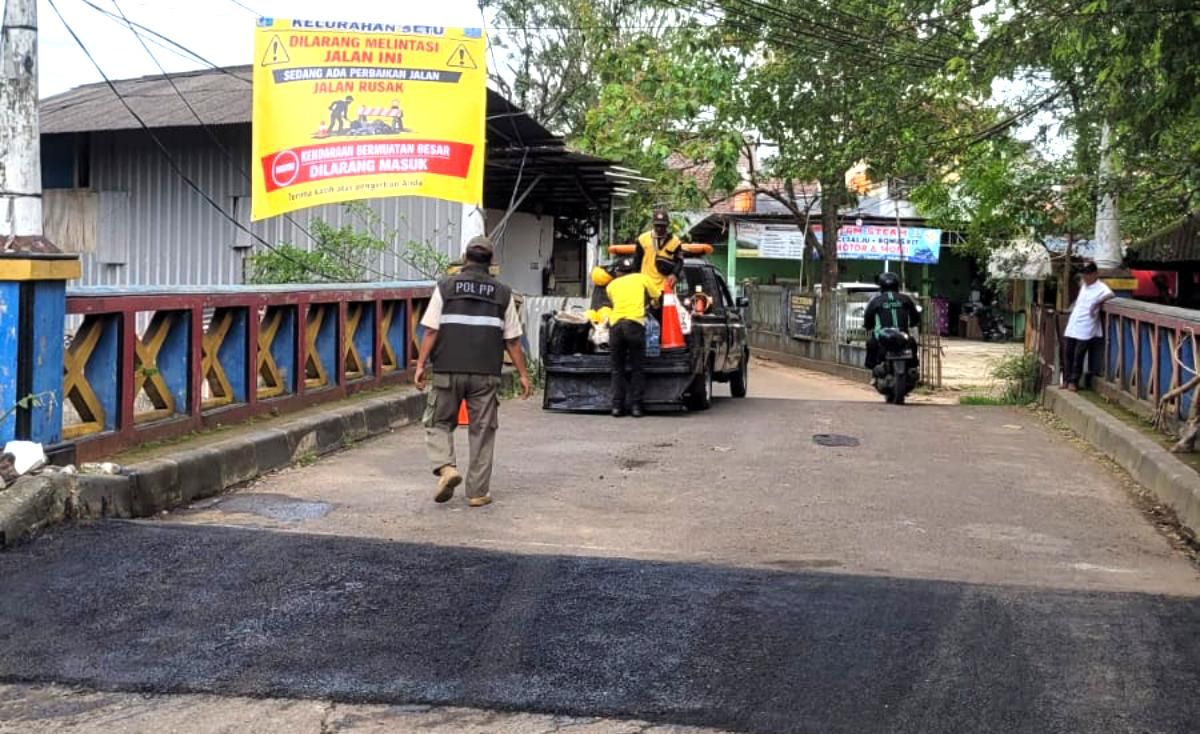 Jalan Amblas di Cipayung Bikin Ngeri, Pasukan Kuning Gerak Cepat Amankan Rute Vital Jakarta-Bekasi
