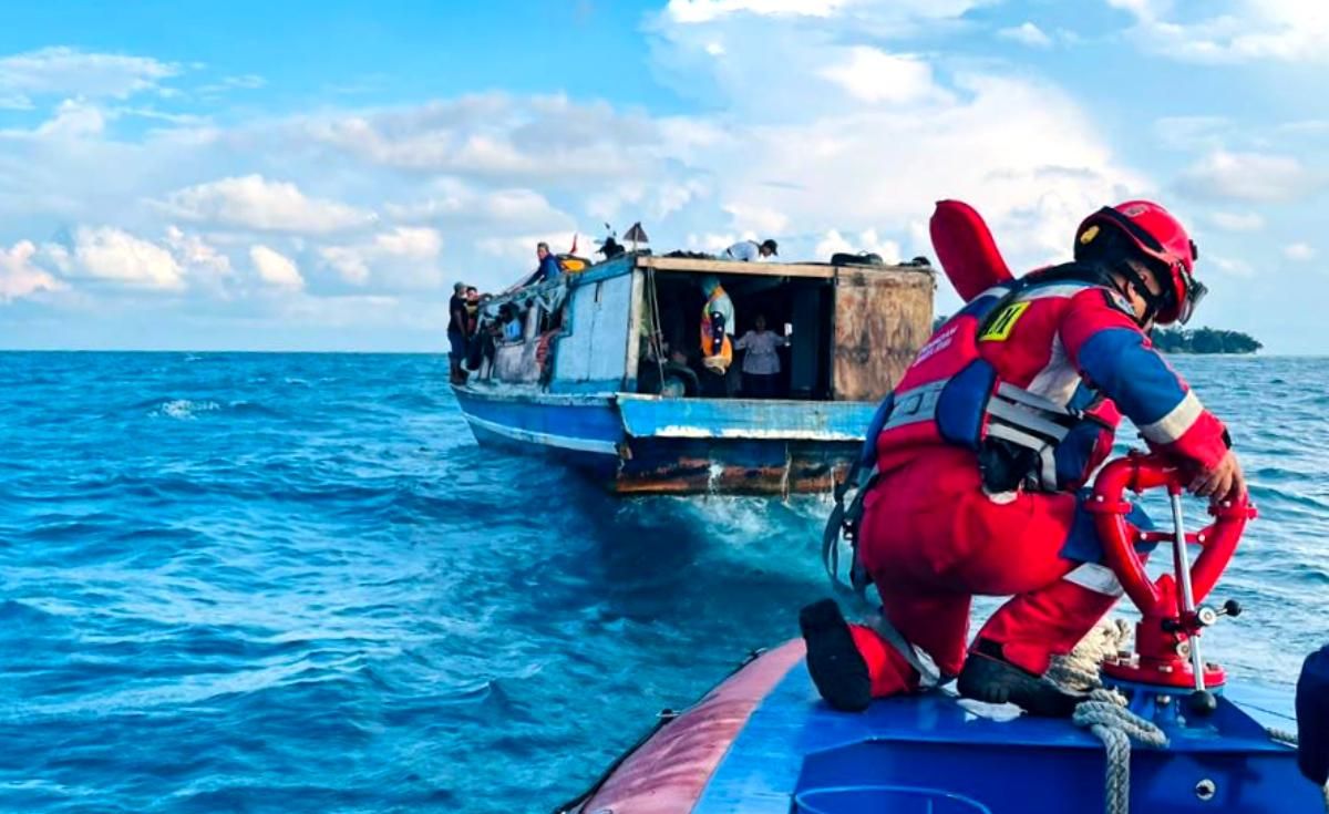 Gulkarmat Gabungan Evakuasi 29 Penumpang KM Sumber Makmur di Kepulauan Seribu, Cuaca Buruk Jadi Faktor Utama