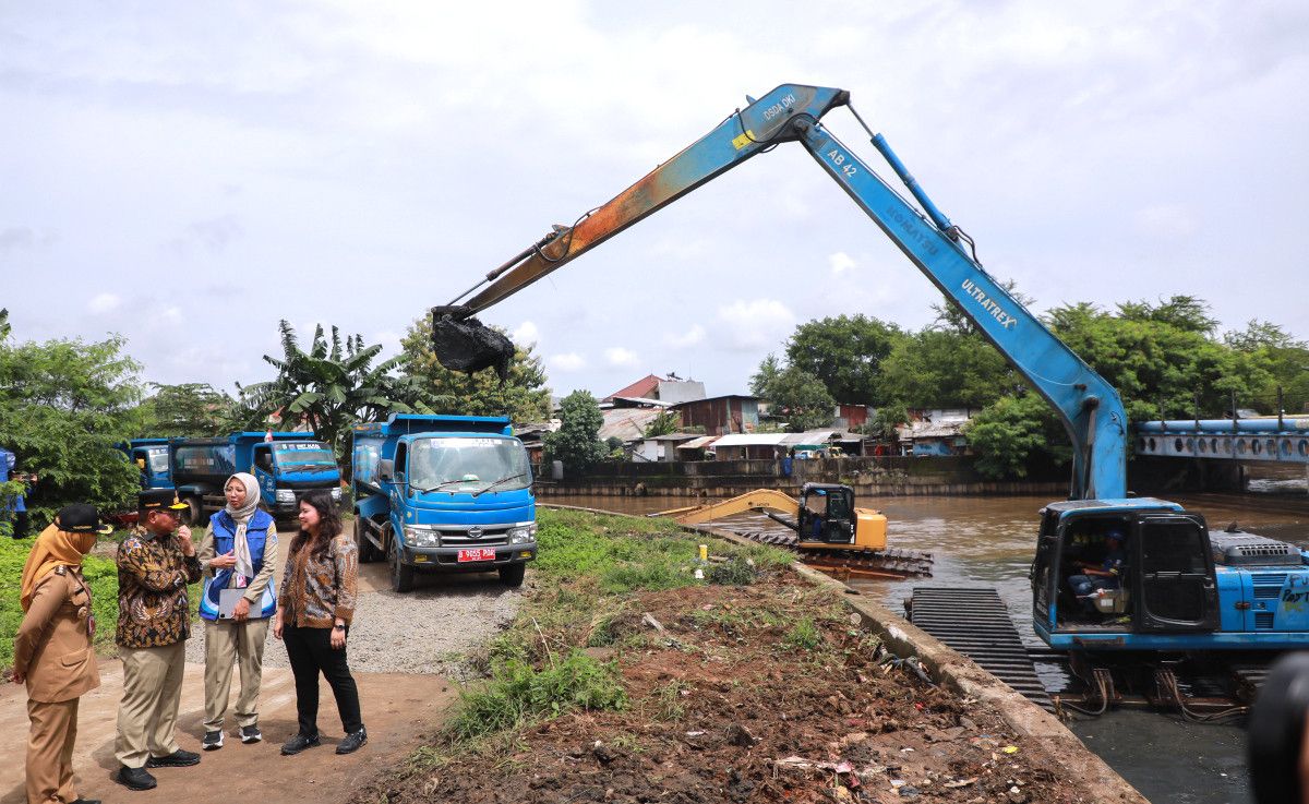 Gubernur Pramono Anung Tinjau Pengerukan Sedimen Kali Sepak, Pastikan Aliran ke Cengkareng Drain Lancar