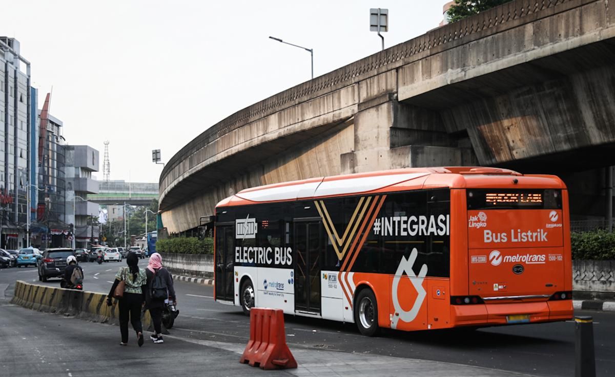 Kecelakaan Transjakarta Rute 1E di Jaksel: CCTV Ungkap Detik-Detik Korban Terhuyung Sebelum Terlindas
