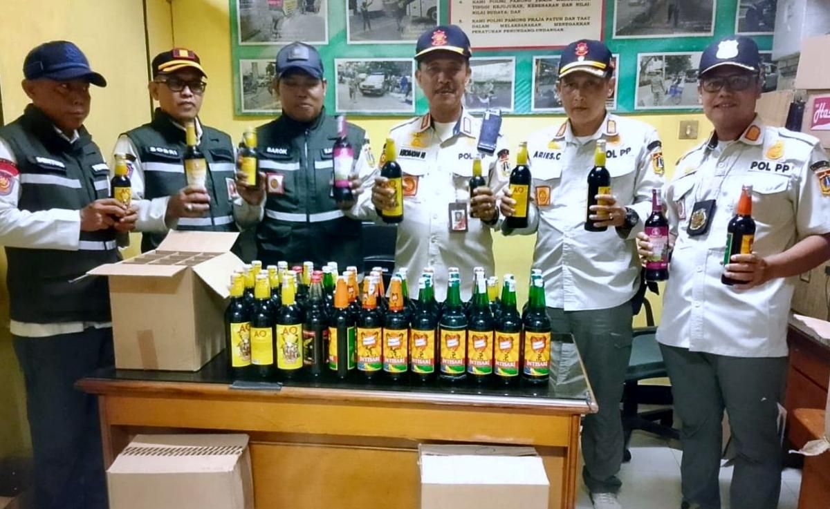 Jaga Kesucian Bulan Ramadhan, Satpol PP Jakarta Utara Sita 637 Botol Miras dalam Operasi Gabungan